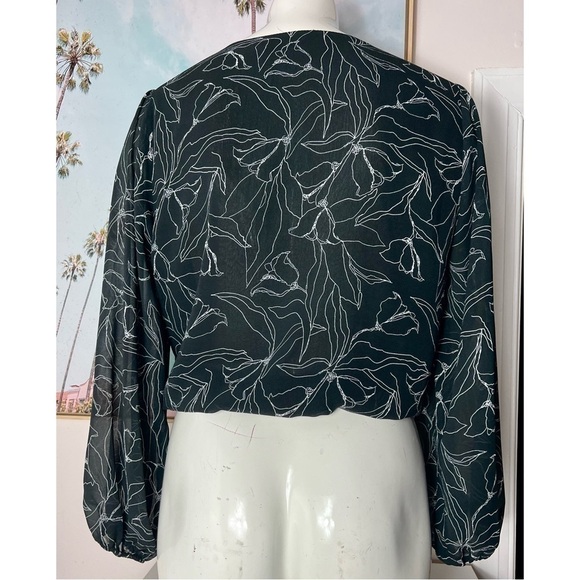 ASTR The Label Black Floral Puff Sleeve V-Neck Lightweight Blouse Size Small - Picture 2 of 5